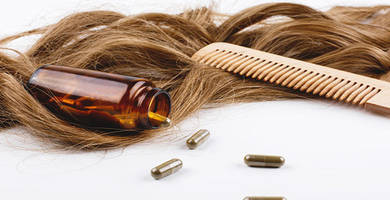 البيوتين من أجل الشعر: هل يؤدي استخدامه إلى منع تساقط الشعر؟
